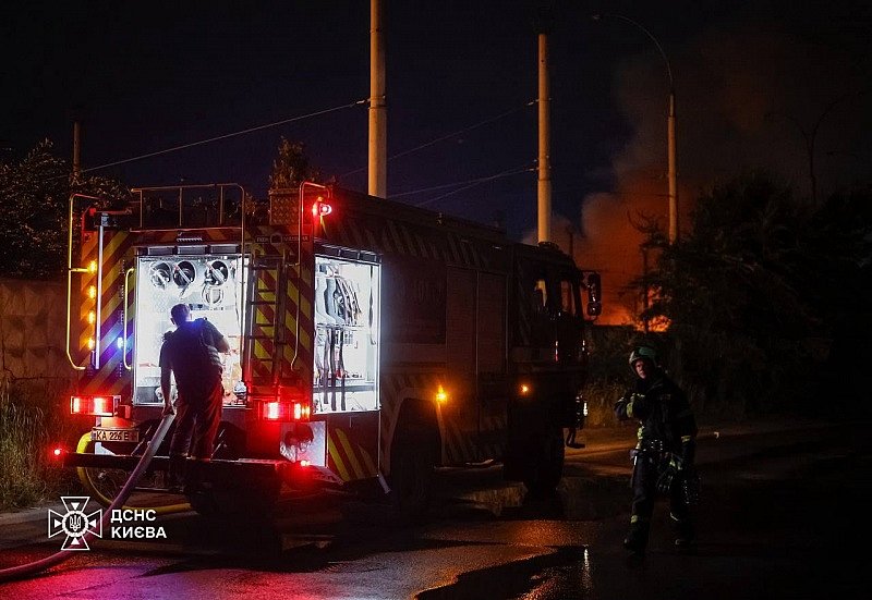 Ракетная атака на Киев: пожары в двух районах, есть пострадавшие Ракетная атака на Киев: пожары в двух районах, есть пострадавшие