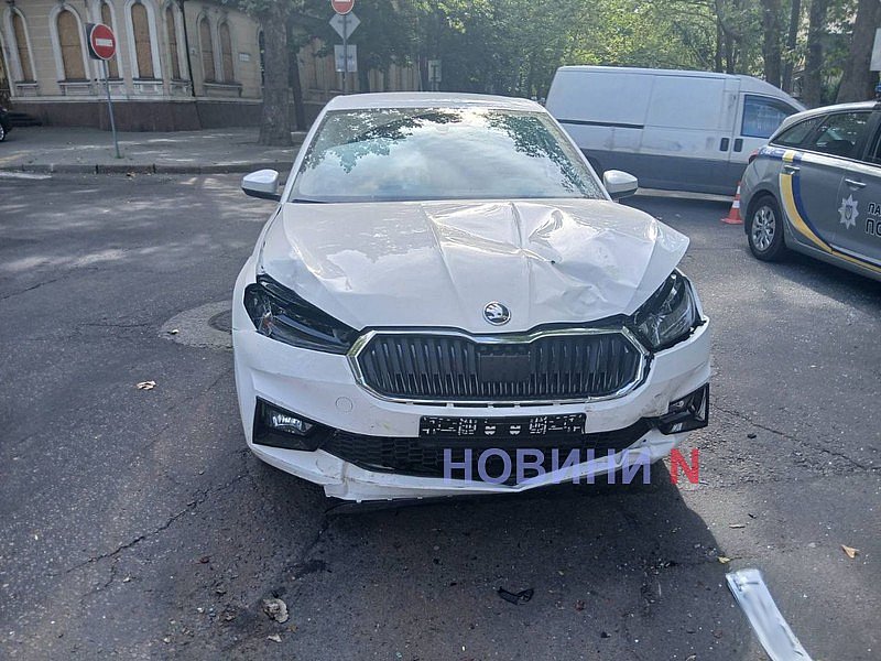 В центре Николаева «Шкода» протаранила «Шевроле»: пострадала водитель, огромная пробка В центре Николаева «Шкода» протаранила «Шевроле»: пострадала водитель, огромная пробка