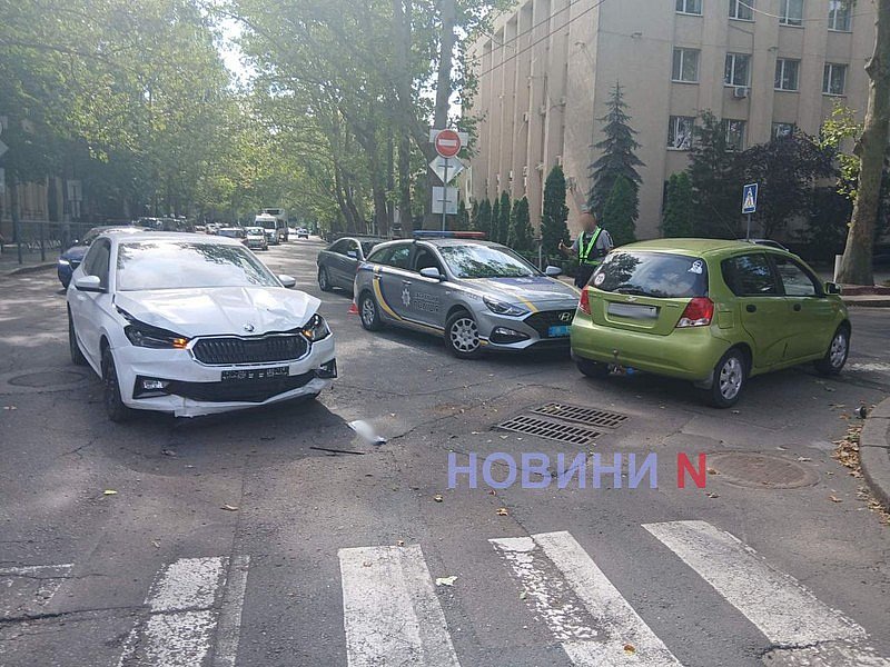 В центре Николаева «Шкода» протаранила «Шевроле»: пострадала водитель, огромная пробка В центре Николаева «Шкода» протаранила «Шевроле»: пострадала водитель, огромная пробка