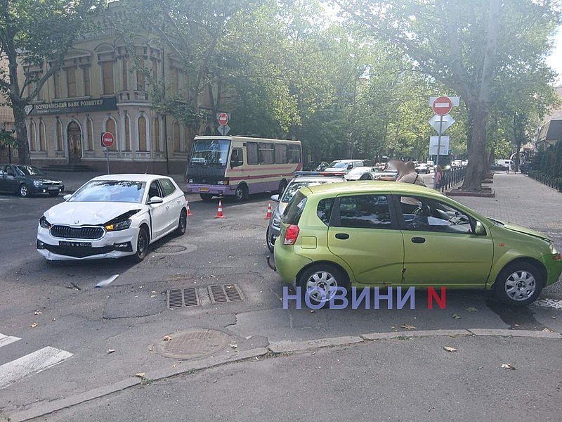 В центре Николаева «Шкода» протаранила «Шевроле»: пострадала водитель, огромная пробка В центре Николаева «Шкода» протаранила «Шевроле»: пострадала водитель, огромная пробка