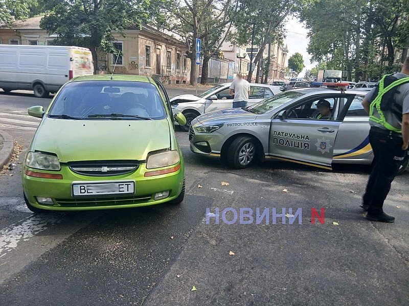 В центре Николаева «Шкода» протаранила «Шевроле»: пострадала водитель, огромная пробка В центре Николаева «Шкода» протаранила «Шевроле»: пострадала водитель, огромная пробка