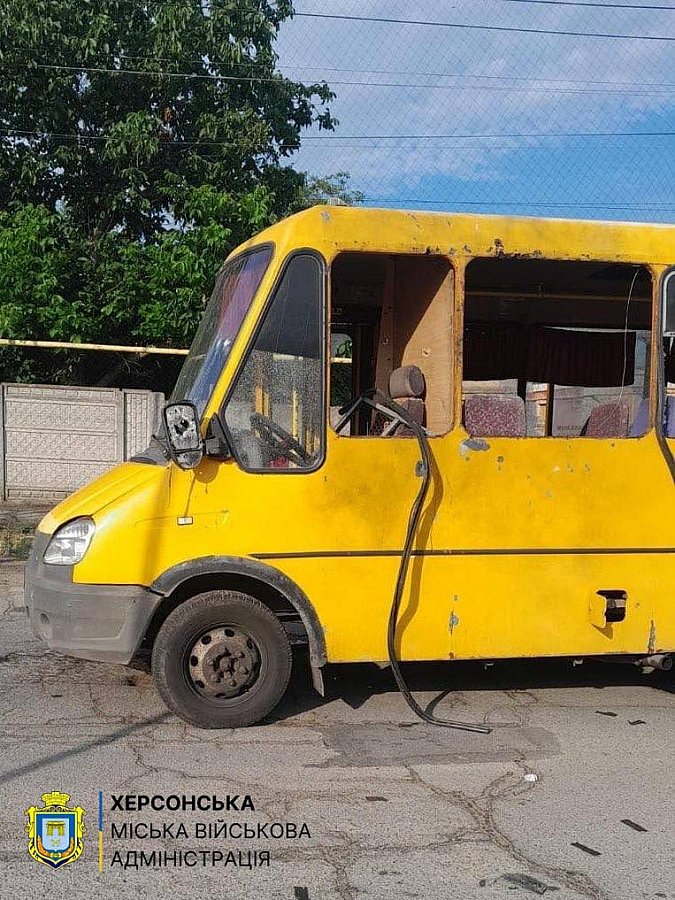 Дрон атаковал маршрутку в Херсоне: погибла 72-летняя женщина, число раненых возросло до шести Дрон атаковал маршрутку в Херсоне: погибла 72-летняя женщина, число раненых возросло до шести