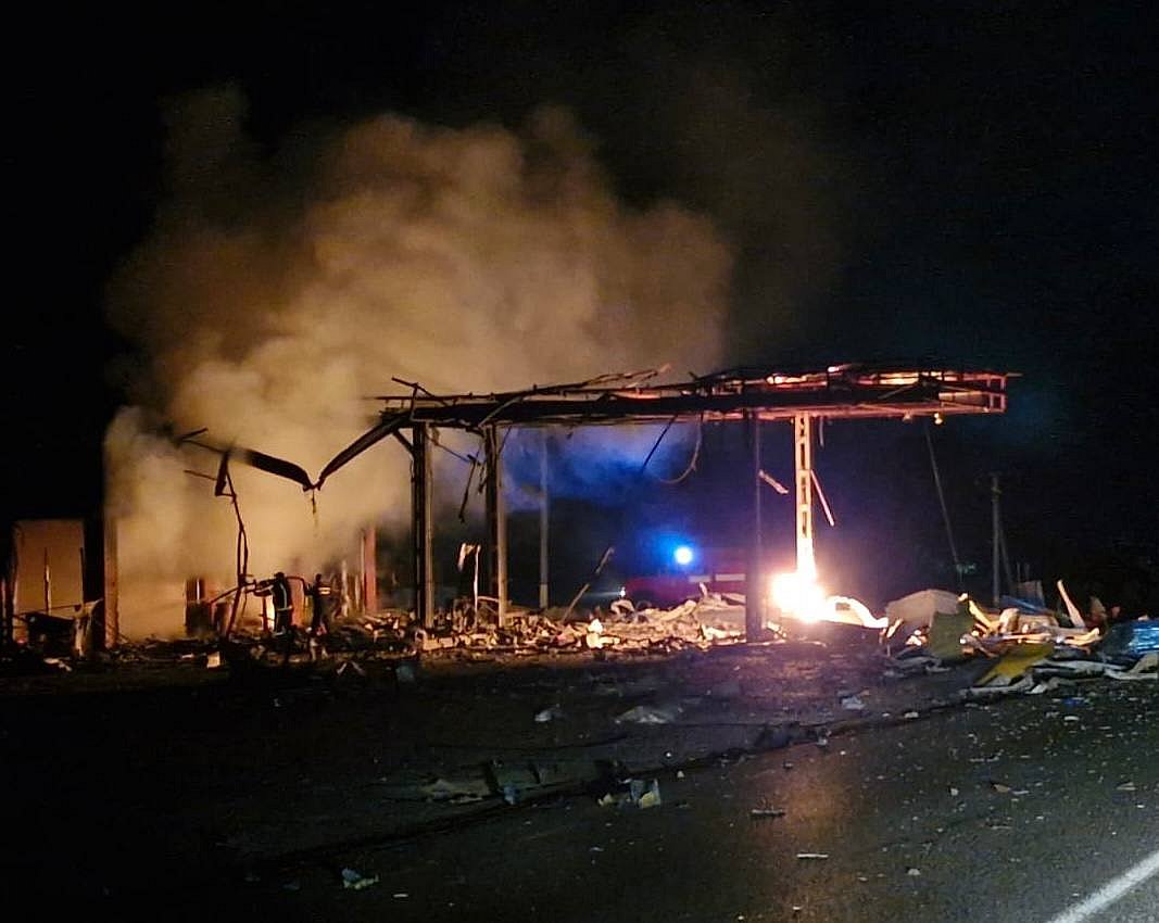 Атака на Одесскую область повреждены три АЗС и объект энергетики, число пострадавших в Одессе возросло до 11 Атака на Одесскую область повреждены три АЗС и объект энергетики, число пострадавших в Одессе возросло до 11