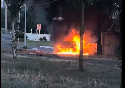 В Николаеве сгорел «БМВ», водитель которого протаранил забор больницы и сбежал (видео) В Николаеве сгорел «БМВ», водитель которого протаранил забор больницы и сбежал (видео)