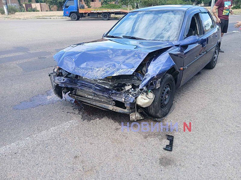В Николаеве «Опель» врезался в «БМВ»: движение по проспекту затруднено В Николаеве «Опель» врезался в «БМВ»: движение по проспекту затруднено
