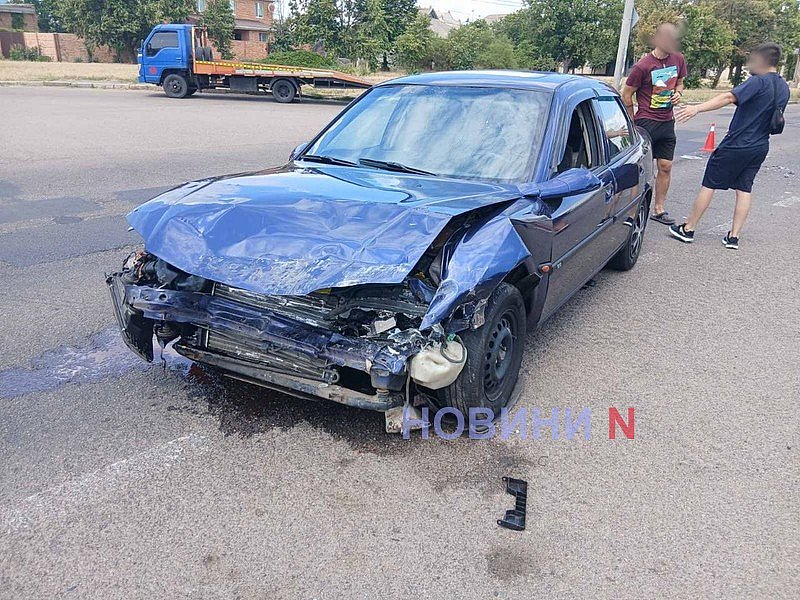 В Николаеве «Опель» врезался в «БМВ»: движение по проспекту затруднено В Николаеве «Опель» врезался в «БМВ»: движение по проспекту затруднено
