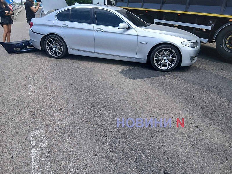 В Николаеве «Опель» врезался в «БМВ»: движение по проспекту затруднено В Николаеве «Опель» врезался в «БМВ»: движение по проспекту затруднено