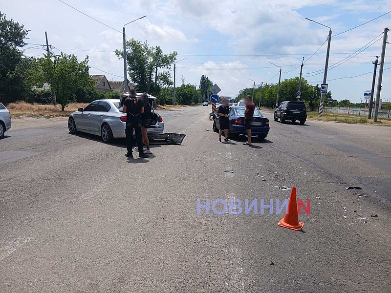 В Николаеве «Опель» врезался в «БМВ»: движение по проспекту затруднено В Николаеве «Опель» врезался в «БМВ»: движение по проспекту затруднено