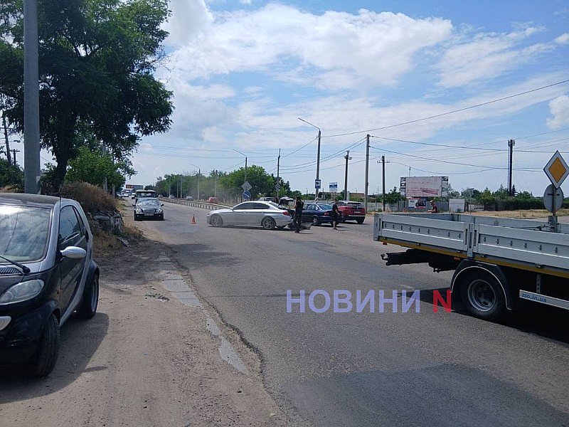 В Николаеве «Опель» врезался в «БМВ»: движение по проспекту затруднено В Николаеве «Опель» врезался в «БМВ»: движение по проспекту затруднено