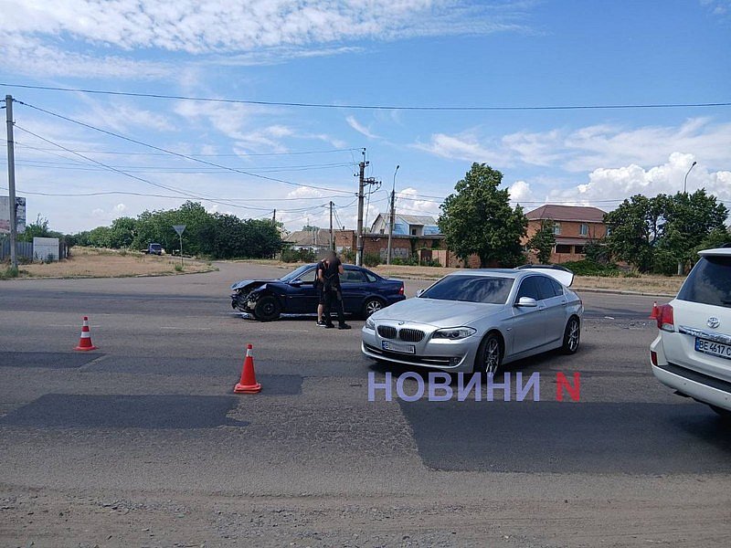 В Николаеве «Опель» врезался в «БМВ»: движение по проспекту затруднено В Николаеве «Опель» врезался в «БМВ»: движение по проспекту затруднено