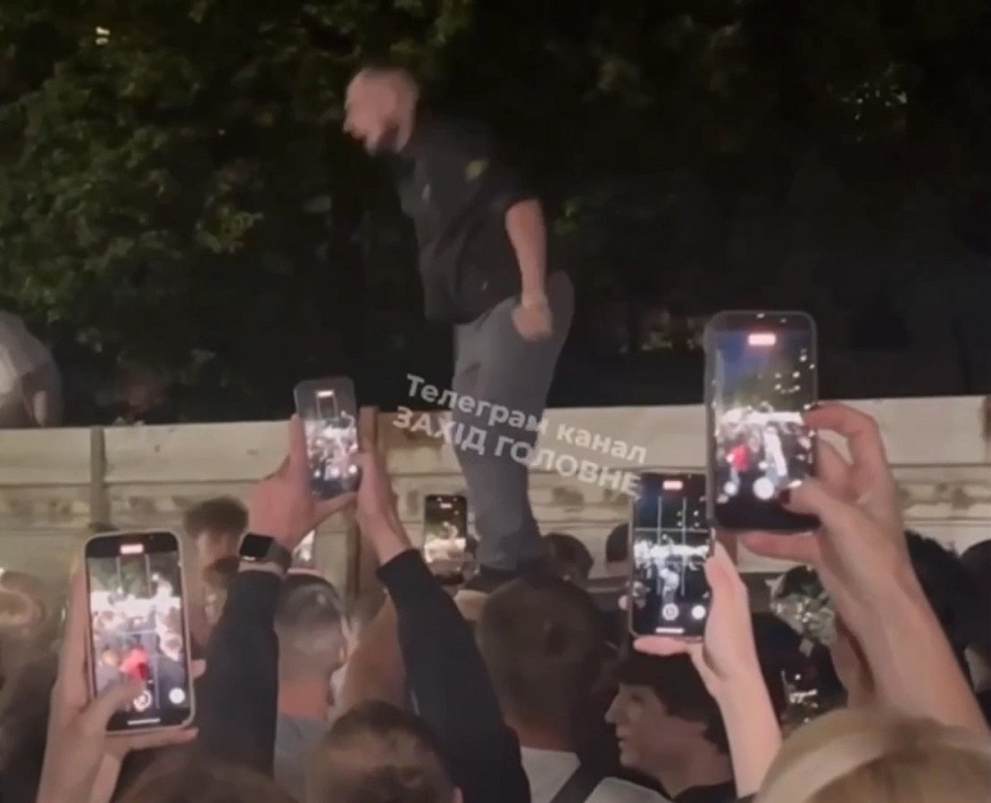 Во Львове толпа перевернула автомобиль ТЦК (видео) Во Львове толпа перевернула автомобиль ТЦК (видео)