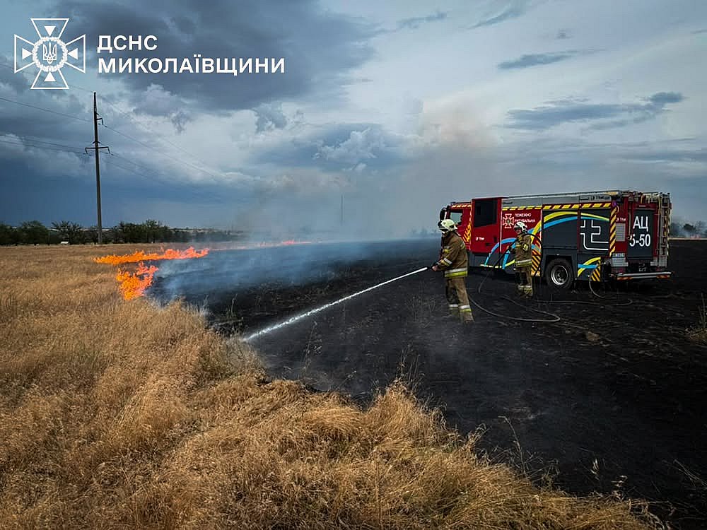 На Николаевщине за сутки произошло 37 пожаров: после атаки дронов горел склад, спасено более 100 гектаров урожая На Николаевщине за сутки произошло 37 пожаров: после атаки дронов горел склад, спасено более 100 гектаров урожая