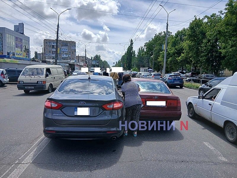 Ford и Seat столкнулись у рынка в Николаеве: движение заблокировано Ford и Seat столкнулись у рынка в Николаеве: движение заблокировано
