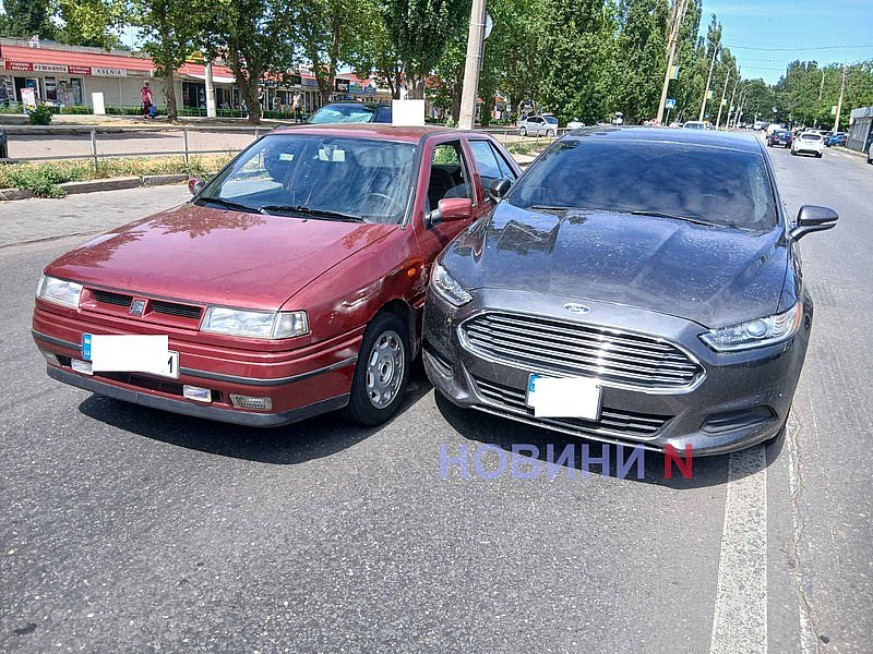 Ford и Seat столкнулись у рынка в Николаеве: движение заблокировано Ford и Seat столкнулись у рынка в Николаеве: движение заблокировано