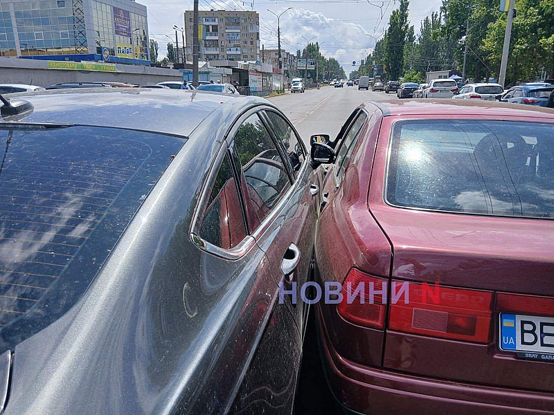 Ford и Seat столкнулись у рынка в Николаеве: движение заблокировано Ford и Seat столкнулись у рынка в Николаеве: движение заблокировано