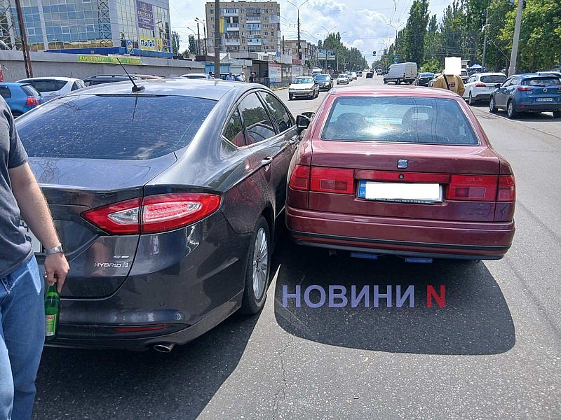 Ford и Seat столкнулись у рынка в Николаеве: движение заблокировано Ford и Seat столкнулись у рынка в Николаеве: движение заблокировано