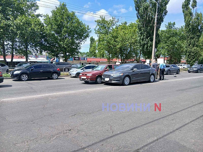 Ford и Seat столкнулись у рынка в Николаеве: движение заблокировано Ford и Seat столкнулись у рынка в Николаеве: движение заблокировано