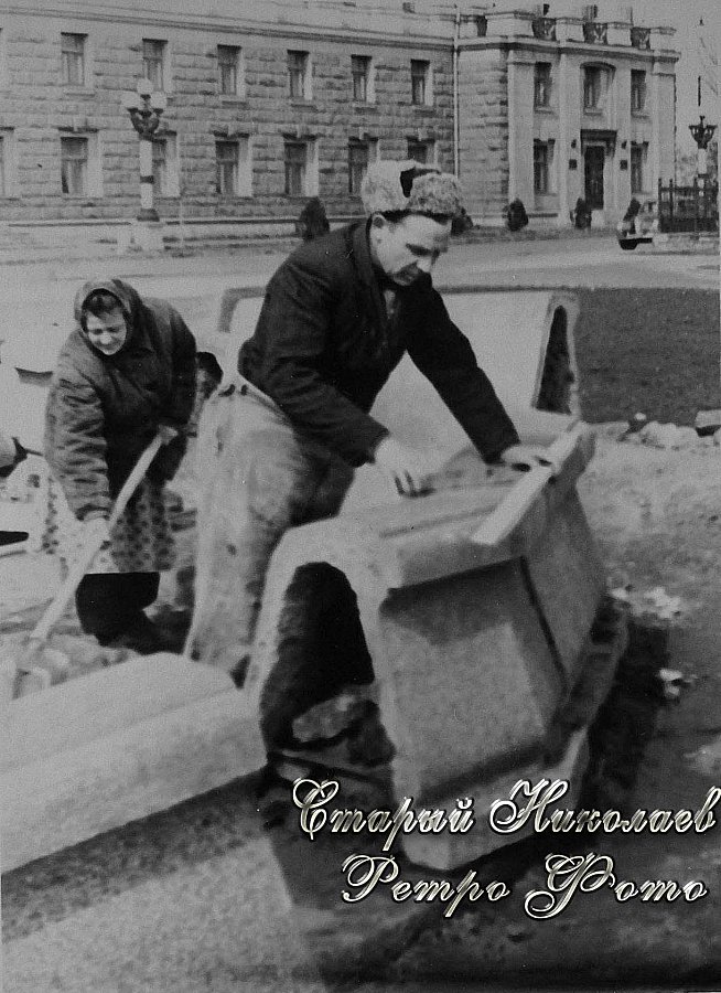 Как выглядели фонтаны на площади у мэрии в Николаеве во времена СССР (исторические фото) Как выглядели фонтаны на площади у мэрии в Николаеве во времена СССР (исторические фото)