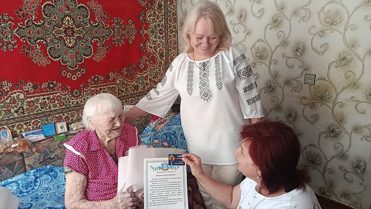 Жительница Николаева отметила 100-летний юбилей: долгожительницу поздравили представители городской власти Жительница Николаева отметила 100-летний юбилей: долгожительницу поздравили представители городской власти