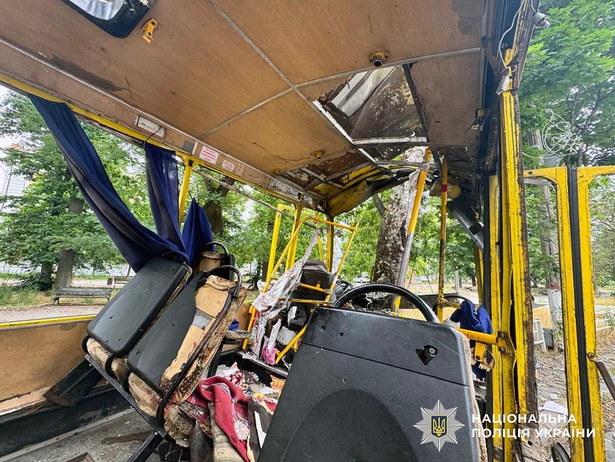 Два погибших и 39 раненых: полиция рассказала о последствиях обстрелов Херсонской области (фото) Два погибших и 39 раненых: полиция рассказала о последствиях обстрелов Херсонской области (фото)