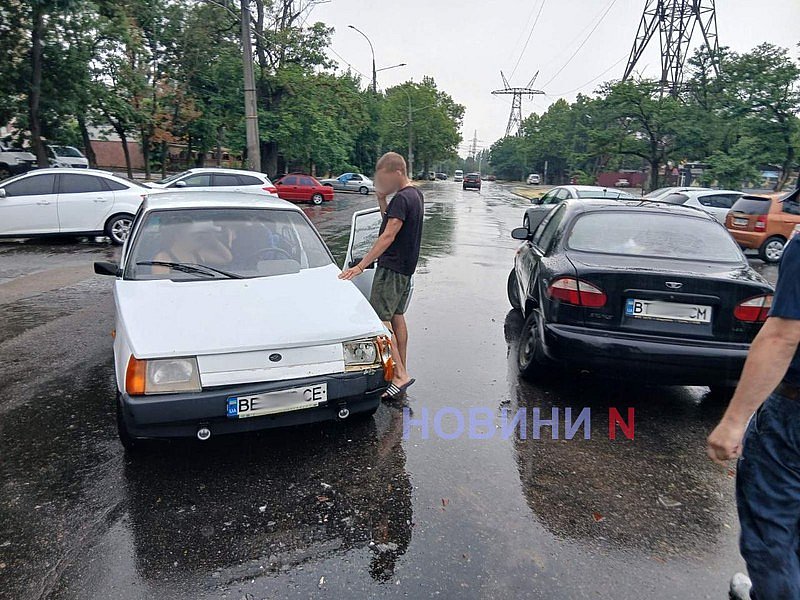 В Николаеве «ЗАЗ» врезался в «Таврию» В Николаеве «ЗАЗ» врезался в «Таврию»