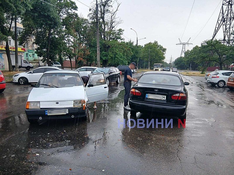 В Николаеве «ЗАЗ» врезался в «Таврию» В Николаеве «ЗАЗ» врезался в «Таврию»