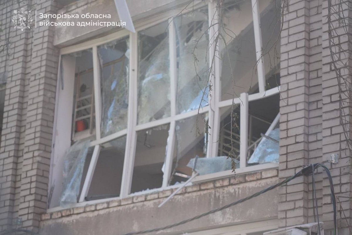 Росія завдала авіаудару центром Запоріжжя: загинула людина, серед поранених - дитина (фото) Росія завдала авіаудару по центру Запоріжжя: загинула людина, серед поранених - дитина (фото)