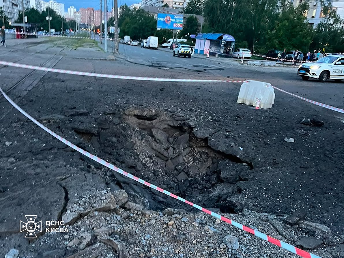 Враг ночью атаковал Киев: пострадали 10 человек, среди них ребенок (фото) Враг ночью атаковал Киев: пострадали 10 человек, среди них ребенок (фото)