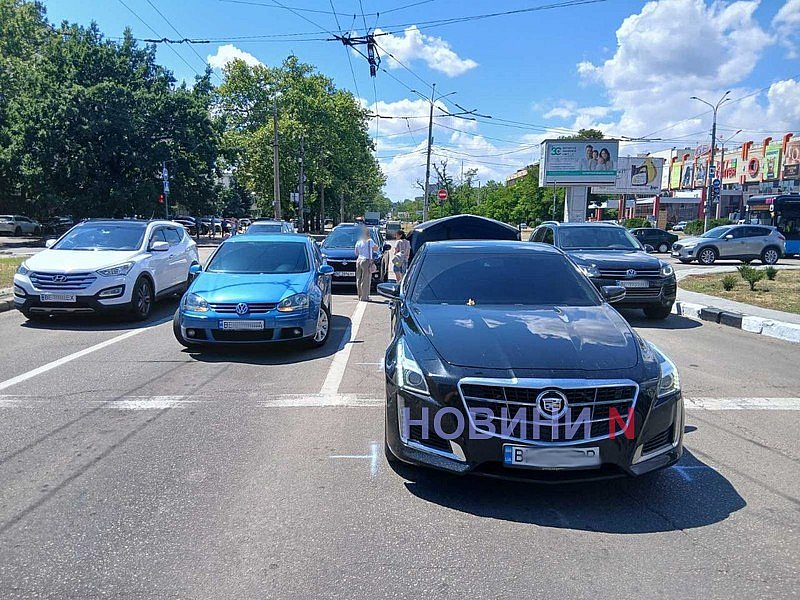 «Сузуки» врезался в «Кадиллак» в центре Николаева: движение затруднено «Сузуки» врезался в «Кадиллак» в центре Николаева: движение затруднено