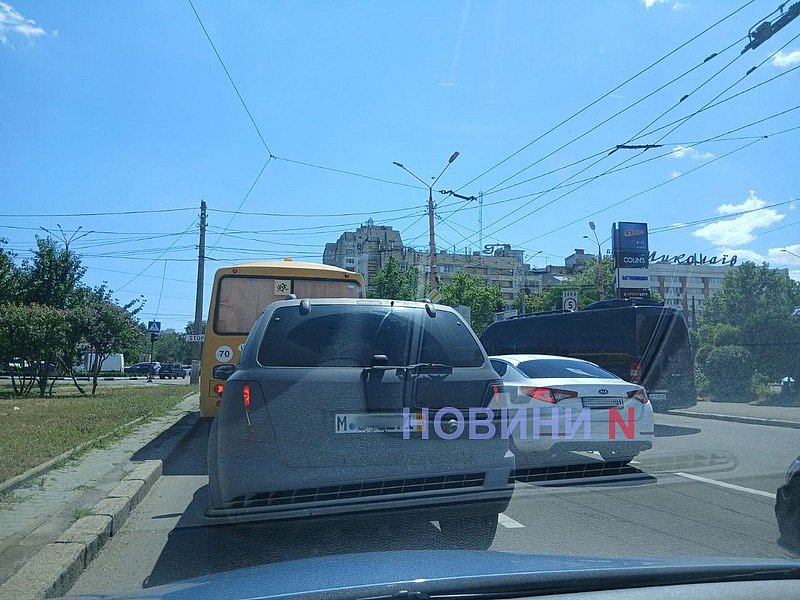 «Сузуки» врезался в «Кадиллак» в центре Николаева: движение затруднено «Сузуки» врезался в «Кадиллак» в центре Николаева: движение затруднено