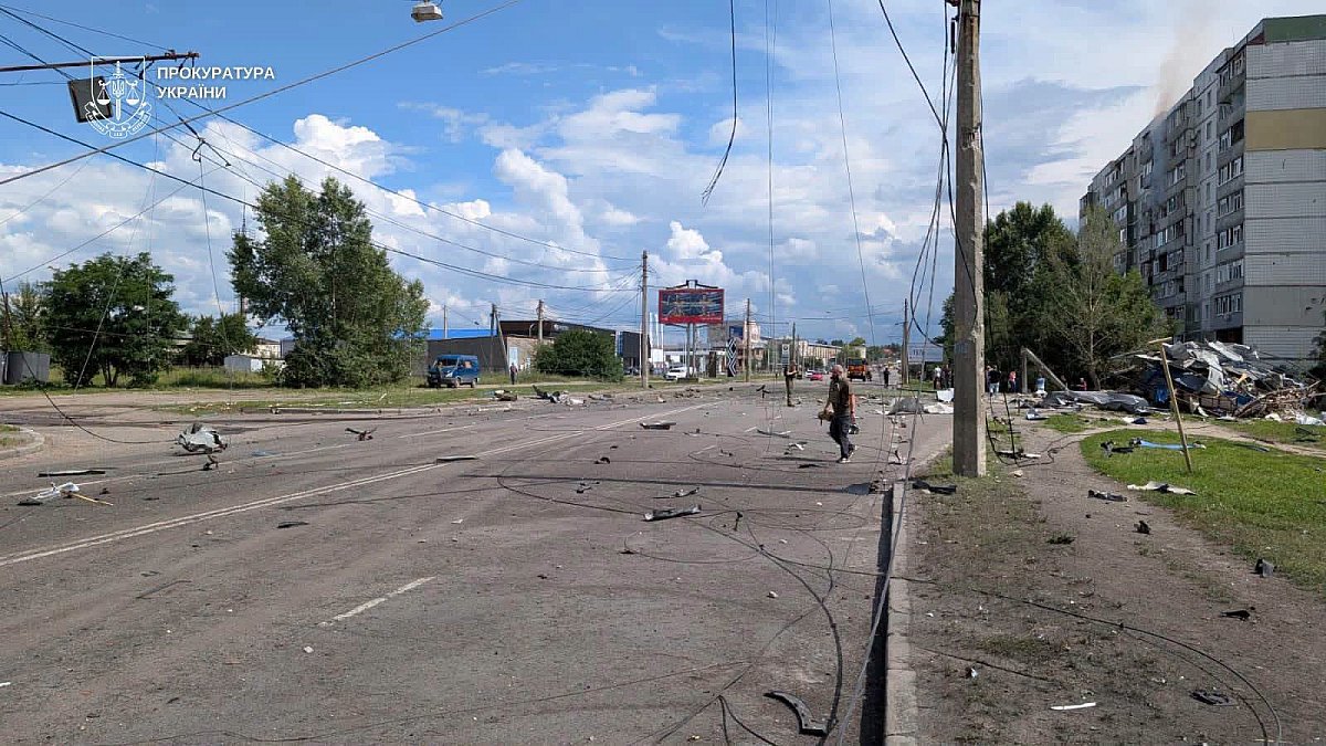 Атака КАБами по Сумам: число погибших возросло (фото, видео 18+) Атака КАБами по Сумам: число погибших возросло (фото, видео 18+)