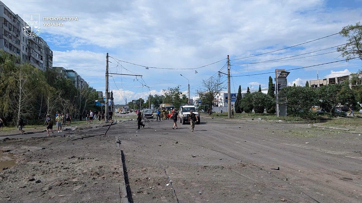 Атака КАБами по Сумам: число погибших возросло (фото, видео 18+) Атака КАБами по Сумам: число погибших возросло (фото, видео 18+)