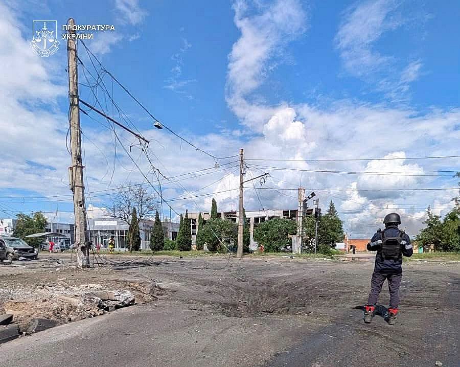 Атака КАБами по Сумам: число погибших возросло (фото, видео 18+) Атака КАБами по Сумам: число погибших возросло (фото, видео 18+)