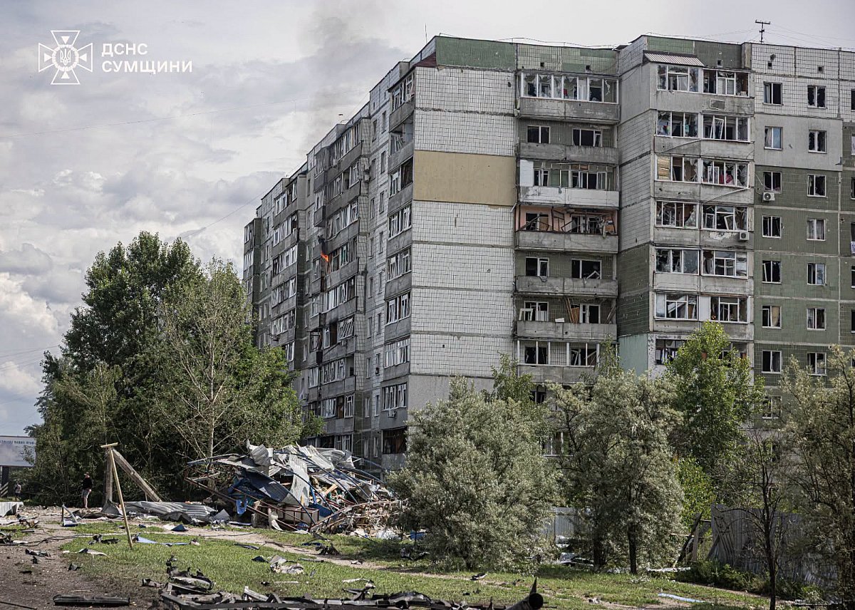 Атака КАБами по Сумам: число погибших возросло (фото, видео 18+) Атака КАБами по Сумам: число погибших возросло (фото, видео 18+)