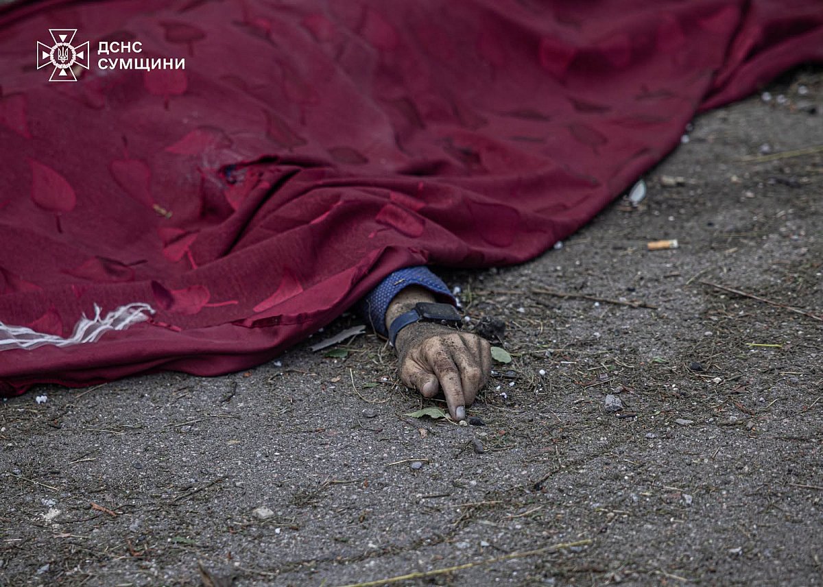 Атака КАБами по Сумам: число погибших возросло (фото, видео 18+) Атака КАБами по Сумам: число погибших возросло (фото, видео 18+)