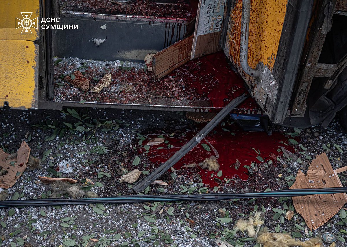Атака КАБами по Сумам: число погибших возросло (фото, видео 18+) Атака КАБами по Сумам: число погибших возросло (фото, видео 18+)