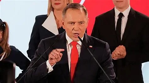Президент Польши предложил законодательно запретить красно-черный флаг ОУН-УПА Президент Польши предложил законодательно запретить красно-черный флаг ОУН-УПА