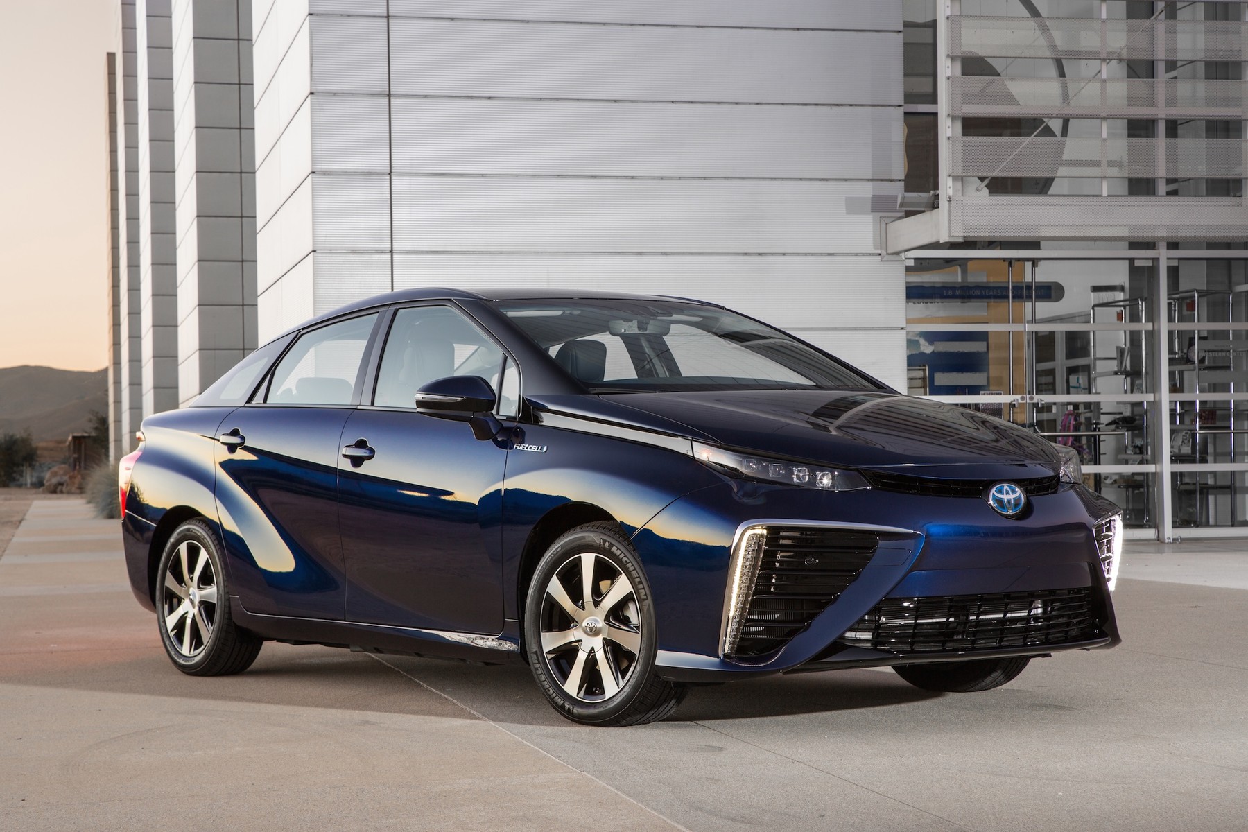 Серийная Toyota на водороде победила все электромобили