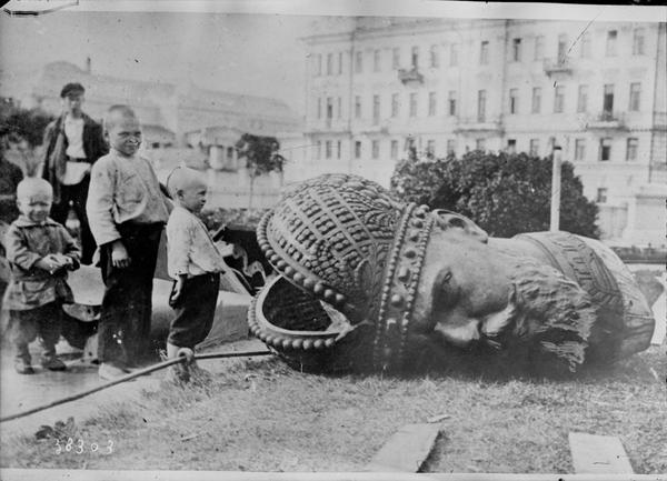 Снос памятника императору Александру III. Москва, 1918 год. ФОТО