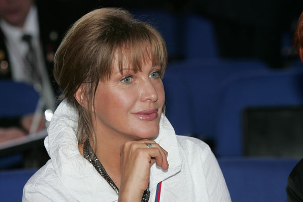 Популярная российская актриса и телеведущая разводится после 30 лет брака