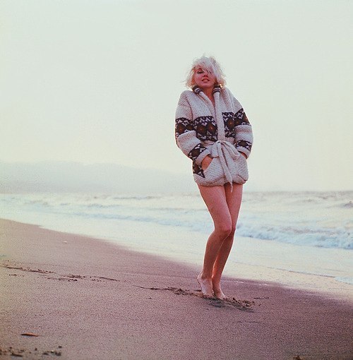 Мэрилин Монро зимой на пляже, 1962 г. ФОТО