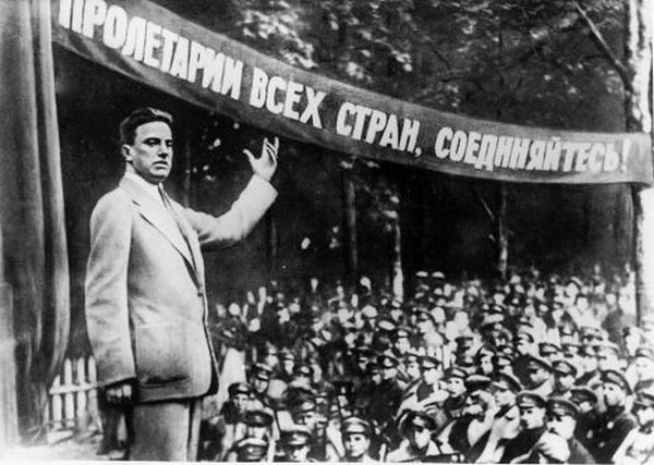 Владимир Маяковский выступает перед красноармейцами. ФОТО