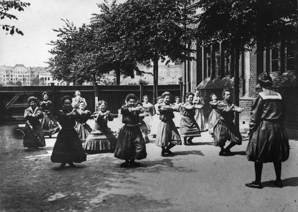 Занятия физкультурой на заднем дворе женской школы, 1905 г. ФОТО