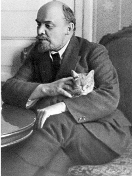 Владимир Ильич Ленин со своей кошкой. 1921 год. ФОТО