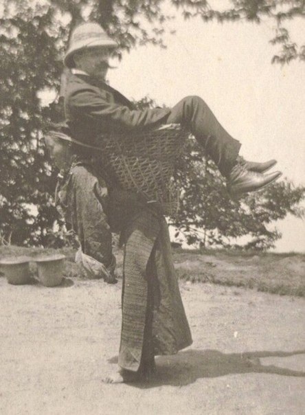 Колонизатор-купец использует индийскую женщину в качестве транспорта, 1903 год. ФОТО