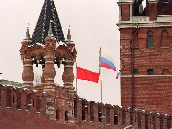 Над Кремлем спускают советский флаг и поднимают российский. 25 декабря 1991 г. ФОТО
