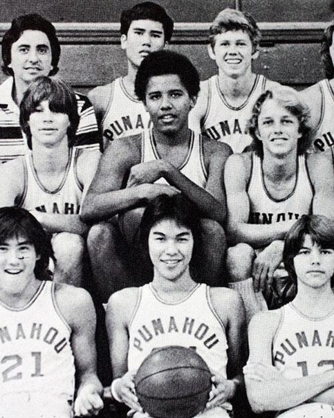Барак Обама в баскетбольной команде своего колледжа. ФОТО