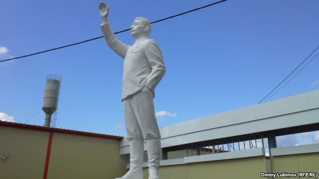 В России открыли трехметровый памятник Сталину. ФОТО