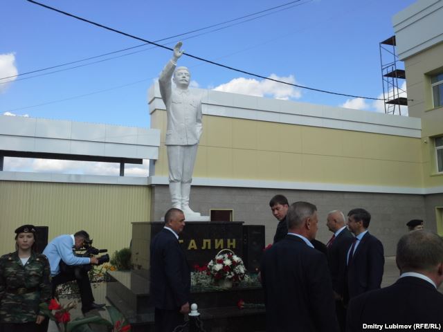 В России открыли трехметровый памятник Сталину. ФОТО