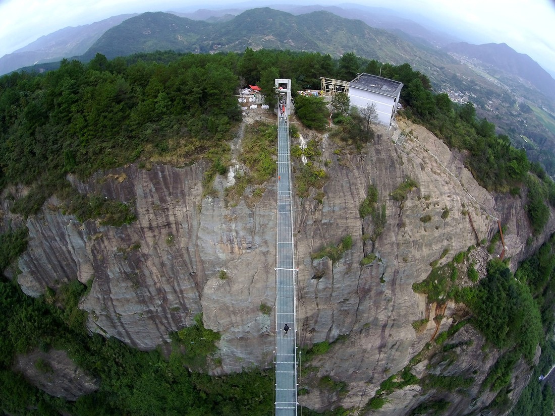 Самый длинный стеклянный мост в мире, расположенный на высоте 180м. ФОТО